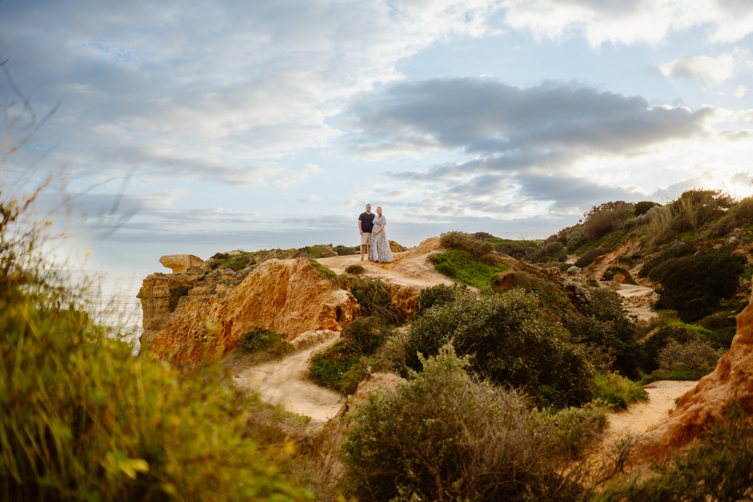 Maternity photo session on the amazing cliffs of Saõ Rafael beach in Albufeira, Portugal.