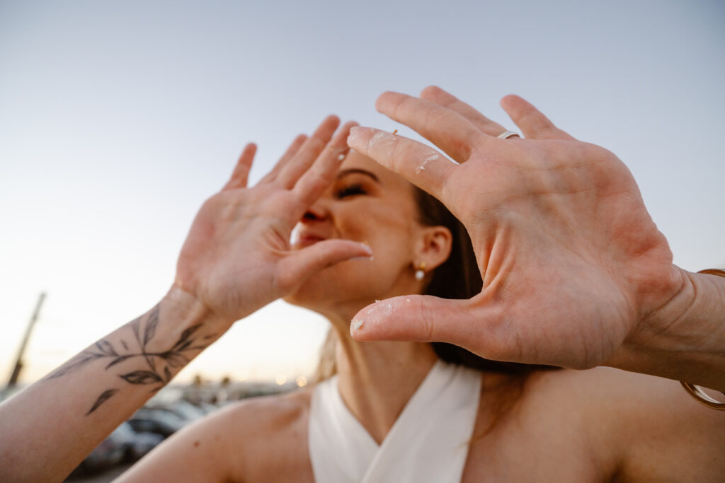Sweet hands of the bride. Elopement in Algarve