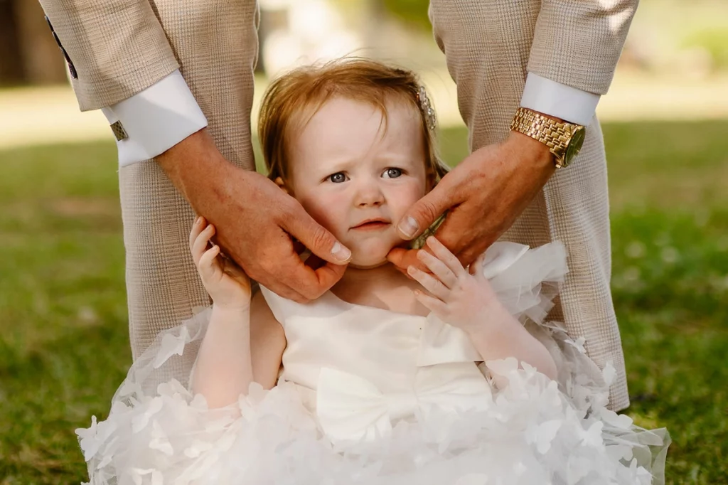 flower-girl-crying-during-wedding-algarve
