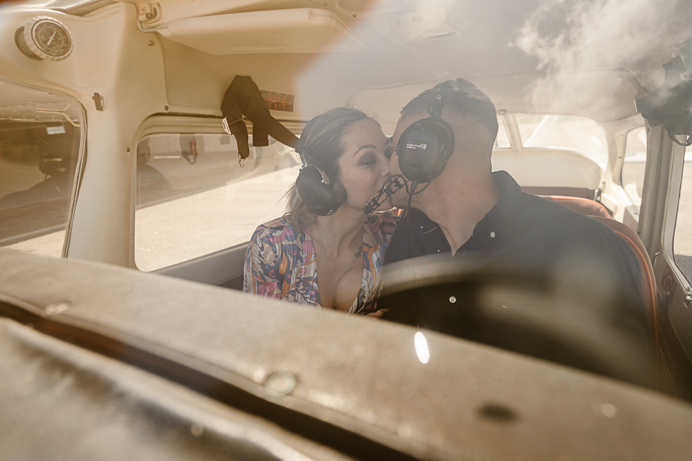 engagement session algarve portugal airplane picture